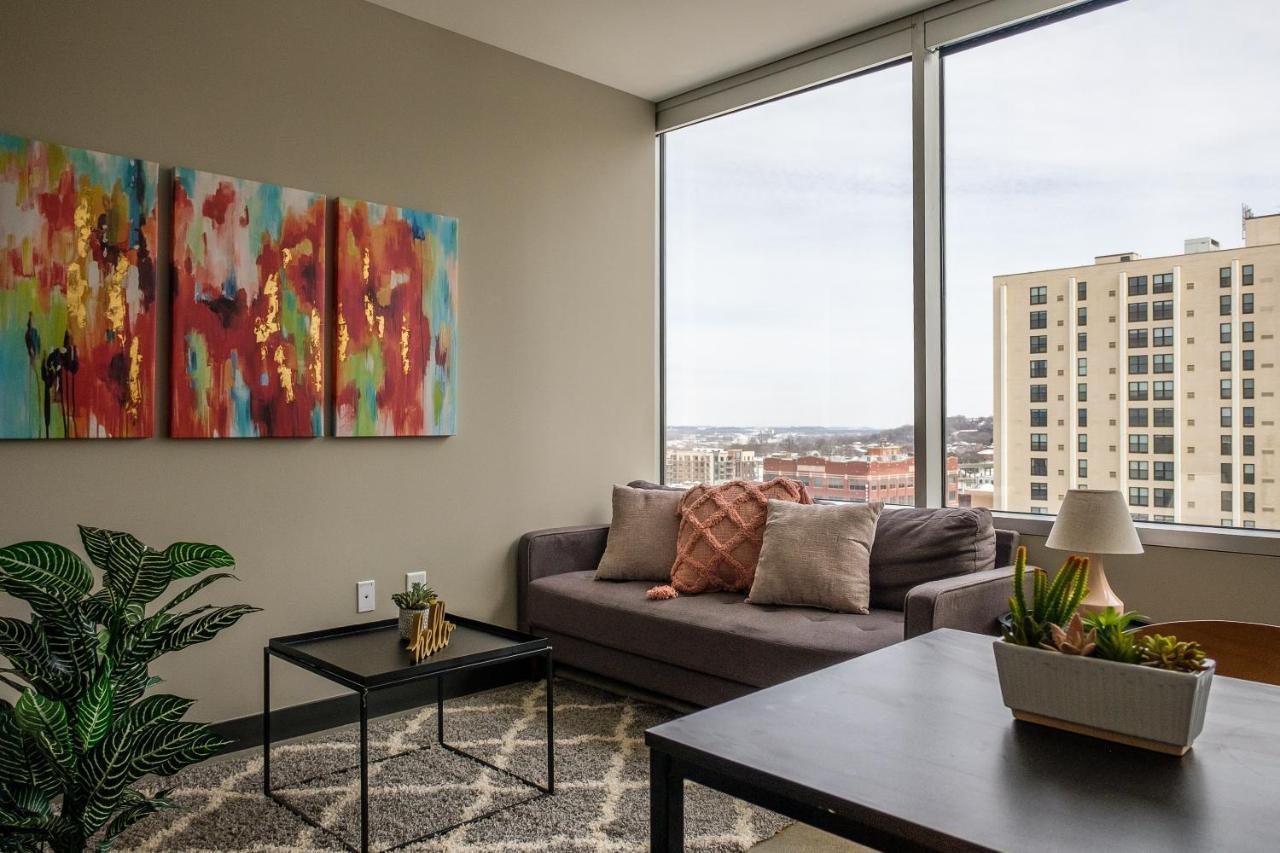 Frontdesk Flashcube Apts Downtown Kansas City Room photo