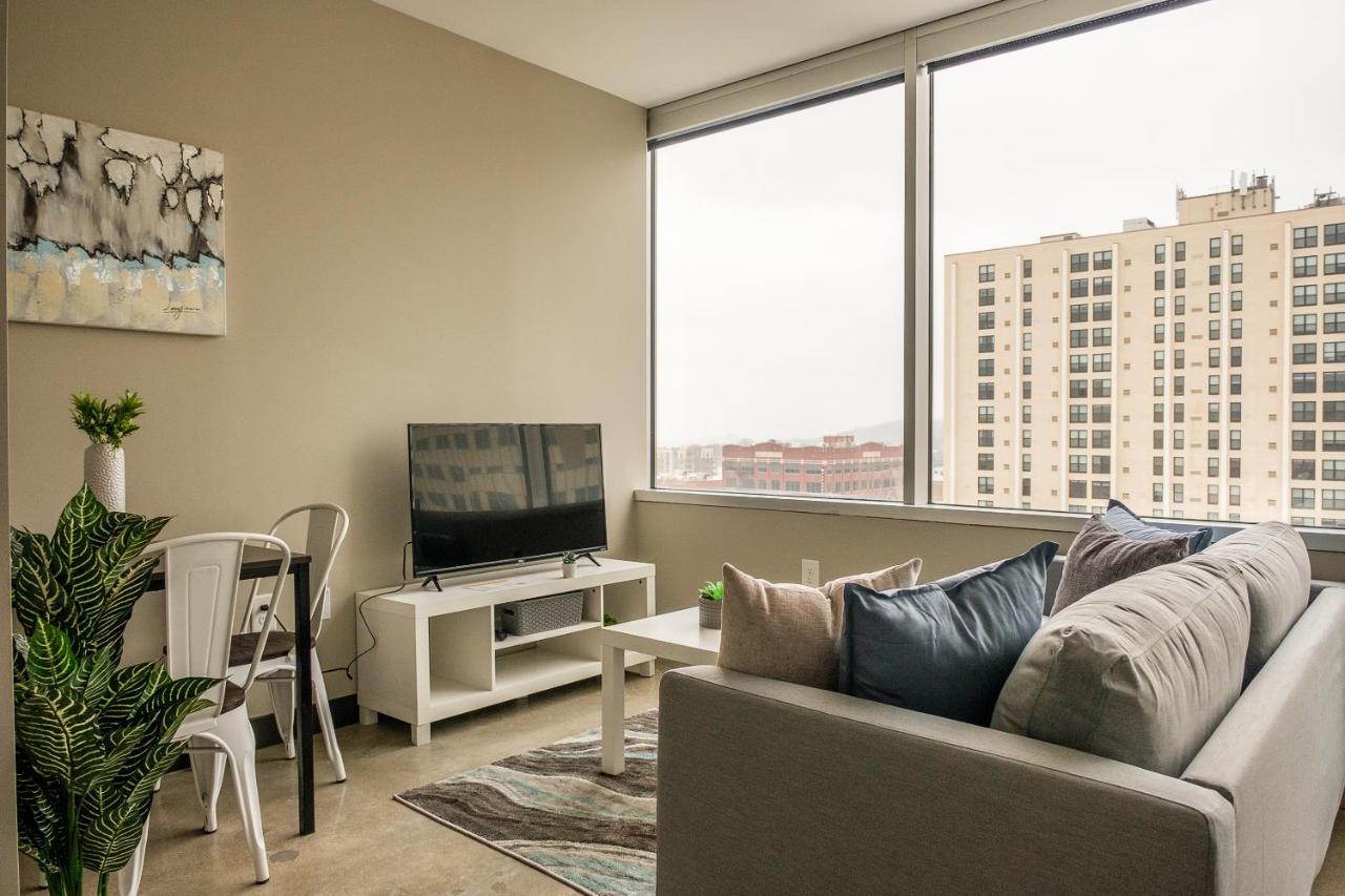 Frontdesk Flashcube Apts Downtown Kansas City Room photo